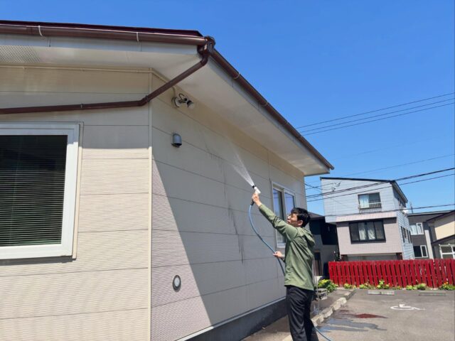 ．
．
／
みんなでピカピカ窓拭き✨
＼

黄砂がよく飛んでくる北海道。
今日は礼拝後に皆さんで
教会の建物の窓拭きを行いました〜！

壁も水で流すだけで汚れが落ちる落ちる😳！
天気も良かったので乾きもはやく、
ビフォーアフターを楽しみながら
気持ちよくお掃除ができました✨

ぴかぴかになった港南福音教会に
ぜひ遊びに来てくださいね☺️🙌🏻